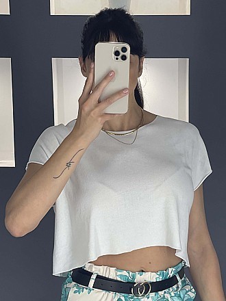 Γυναικεία μπλούζα ψιλό πλεκτό κοντή με κοντό μανίκι σε άνετη γραμμή | Λευκό