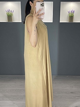 Γυναικείο φόρεμα maxi μονόχρωμο oversize με κολιέ | Μπεζ