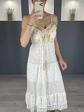 Γυναικείο maxi φόρεμα με δαντέλα χρυσές λεπτομέρειες με ραντάκι και βολάν στο τελείωμα | Λευκό