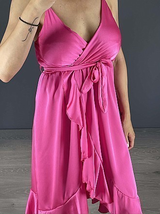 Γυναικείο maxi φόρεμα μονόχρωμο σατέν ασύμμετρο κρουαζέ με βολάν και ραντάκι | Φούξια