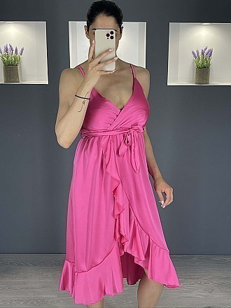 Γυναικείο maxi φόρεμα μονόχρωμο σατέν ασύμμετρο κρουαζέ με βολάν και ραντάκι | Φούξια