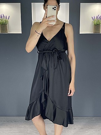 Γυναικείο maxi φόρεμα μονόχρωμο σατέν ασύμμετρο κρουαζέ με βολάν και ραντάκι | Μαύρο