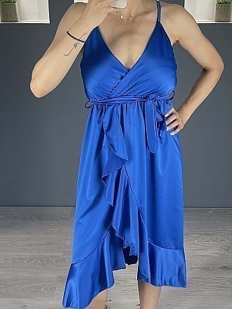 Γυναικείο maxi φόρεμα μονόχρωμο σατέν ασύμμετρο κρουαζέ με βολάν και ραντάκι | Μπλε Ρουά