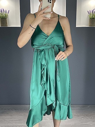 Γυναικείο maxi φόρεμα μονόχρωμο σατέν ασύμμετρο κρουαζέ με βολάν και ραντάκι | Πράσινο