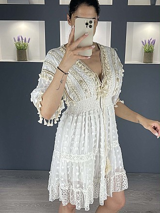 Γυναικείο mini φόρεμα με δαντέλα χρυσές λεπτομέρειες Ve λαιμόκοψη κοντό μανίκι και βολάν στο τελείωμα | Λευκό