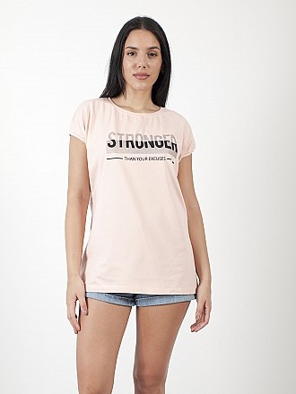 Γυναικεία μπλούζα t-shirt με στάμπα ασημένια γράμματα "STRONGER" σε άνετη γραμμή και κοντό μανίκι | Ροζ
