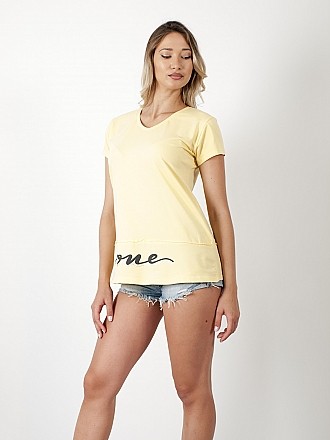 Γυναικεία μπλούζα t-shirt με στάμπα "ONE" στο τέλειωμα μακριά σε άνετη γραμμή και κοντό μανίκι | Κίτρινο