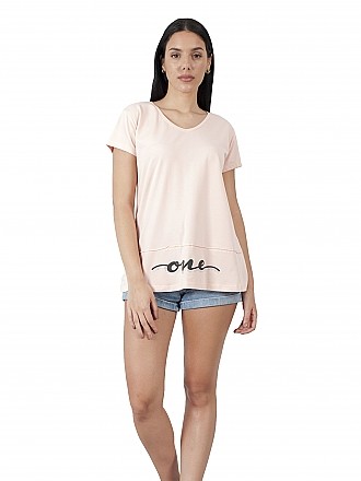 Γυναικεία μπλούζα t-shirt με στάμπα "ONE" στο τέλειωμα μακριά σε άνετη γραμμή και κοντό μανίκι | Ροζ