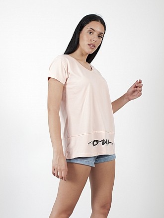 Γυναικεία μπλούζα t-shirt με στάμπα "ONE" στο τέλειωμα μακριά σε άνετη γραμμή και κοντό μανίκι | Ροζ