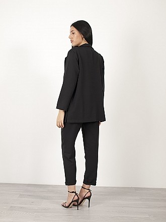 Γυναικείο σακάκι σε άνετη γραμμή με τσέπες και μικρά ανοίγματα στα πλαϊνά | Μαύρο